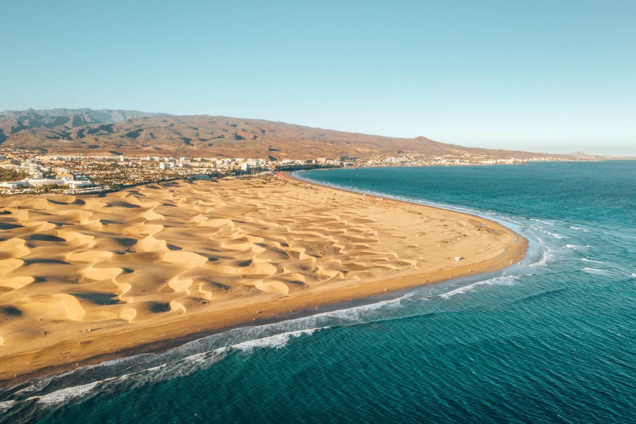 Prachtige zandstranden bij de kust van het Canarische eiland Gran Canaria